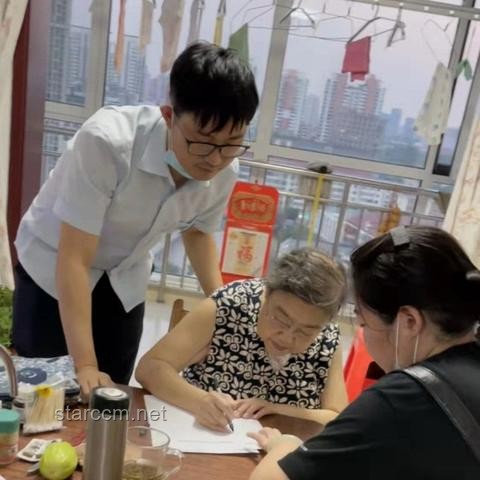 58岁柜员拿放大镜办理业务争议，银行正式回应